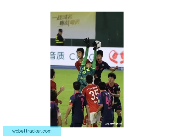 欧文5月17广州越秀山体育场首秀现场观战粤超联赛盛况